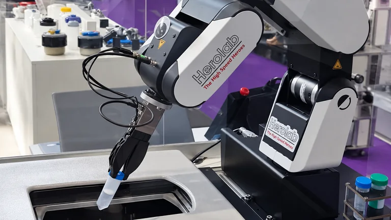 RobotCen bei der robotergestützten Probenhandhabung über einer Herolab Zentrifuge